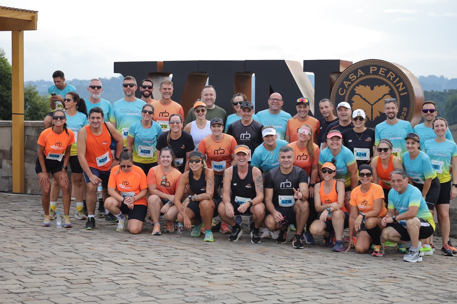 Foto de grupo da equipe antes da largada de uma prova na serra.
