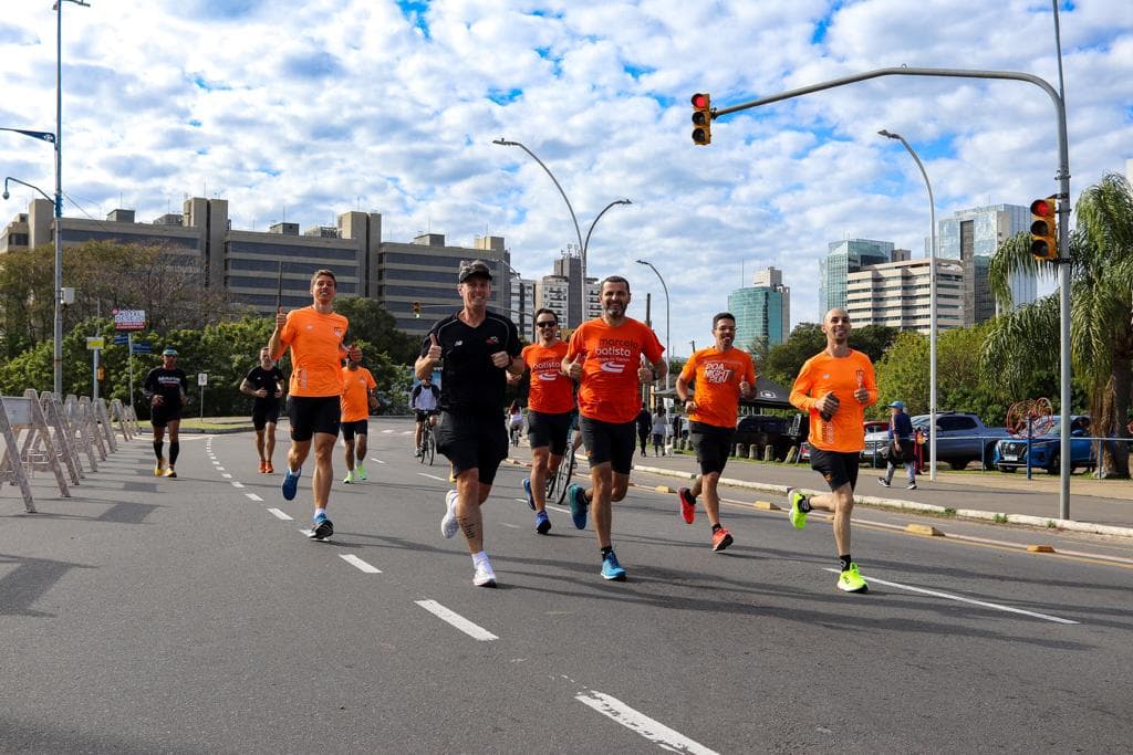 Pelotão da equipe em treino longo pela avenida, no início da manhã.